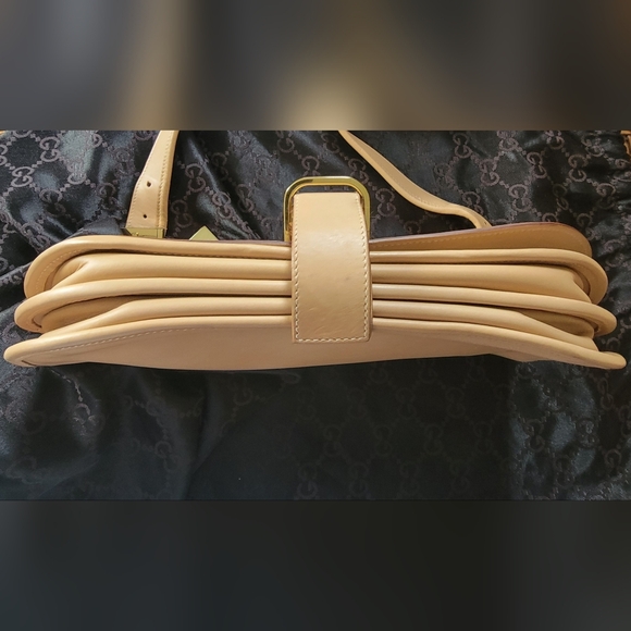 Gucci Leather Shoulder Bag with Gold Hardware - Picture 4 of 16